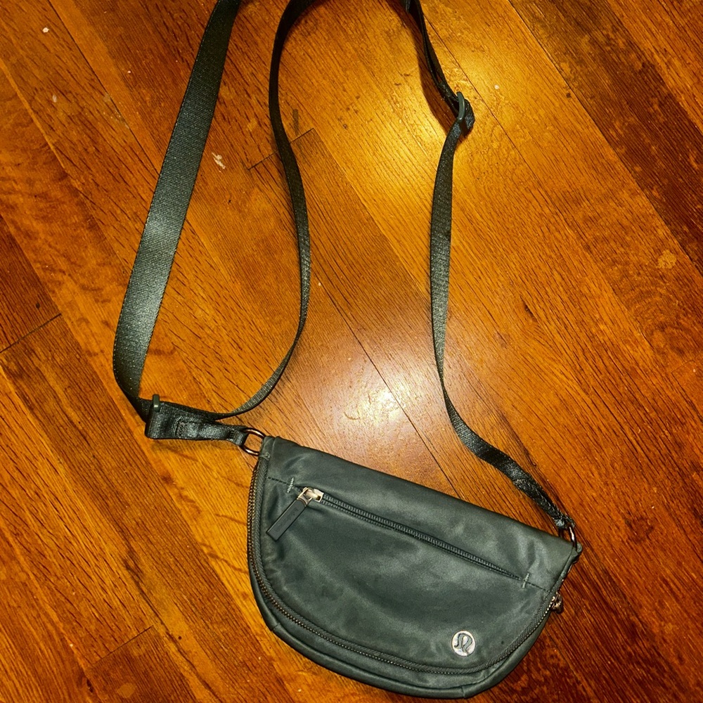 lululemon athletica forest green Crossbody Bag. All Night Festival Bag
Micro 2L
